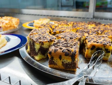 Kuchen auf Tablett
