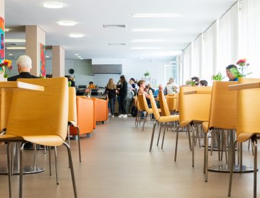 Innenraum Café Paul mit Besucher*innen